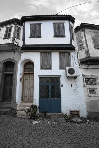 Ayvalık Merkezde Bahçeli, İki Ayrı Girişli, Pansiyona Uygun 3 Katlı Rum Evi