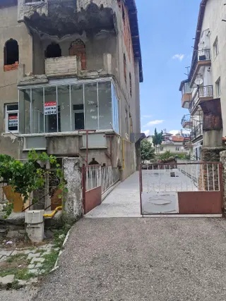 Karaağaç Mah. Şehitlik Yakını Müstakil Ev Ve Arsası