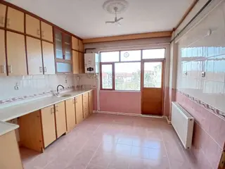 Akçay Emlak'tan Akşehir Koşuyolunda Beş Kalem Kursu Civarında Kiralık Geniş 3+1 Daire