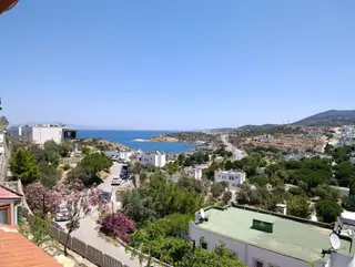 Satılık Çanak Sitesinde Deniz Manzaralı Özel Plajlı Yazlık