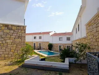 Satılık Foça Bağarasında Havuzlu Sitede 2+1 Dubleks Villa