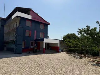 Seferihisar Merkez'de 5.888 M² Ticari Arsa Ve Depo Tesisi
