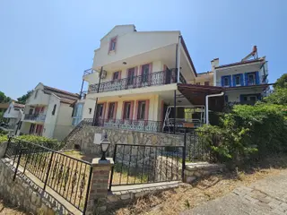 Kuşadası Soğucak'ta Havuzlu Sitede Müstakil 3+1 Tripleks