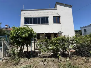 Eşkelde Sahile Yakın 2 Katlı Ev