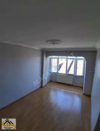 Alaçatı Dan Hisseli 3. Kat Masrafsız 25 Yaşında Daire