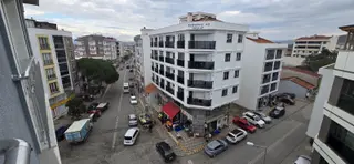 Ezine Çarşı Merkezinde Güney Cephe Balkonlu Arakat Kiralık Daire