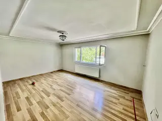 Avantaj'dan Boğaziçin'de Cadde Yakını Ara Katta Geniş 3+1 Daire!