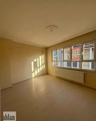 Şahlan Emlaktan Kiralık Çarşı İçerisinde Daıre