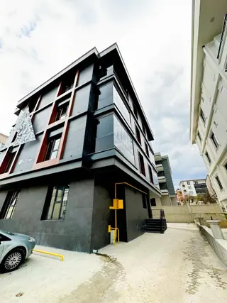 Tramvaya Yürüme Mesafesinde, Yeni Eşyalı Satılık 1+1 Daire.