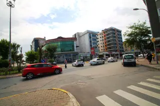 Şerifali'de 15 Yıllık Mobilyalı Beyaz Eşyalı 60m2 Kiralık 1+1