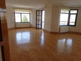 İlkbahar Mahallesinde 2.kat,geniş, Manzaralı ,3+1, Bakımlı,kombili...