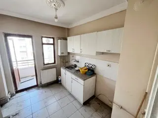 Es-as'tan Akşemsettin'de Ara Katta Bağımsız 2+1 Fırsat Daire