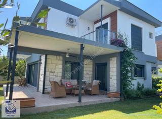 Urla Denizli Mahallesinde Havuz Başı, Full Eşyalı 3+1