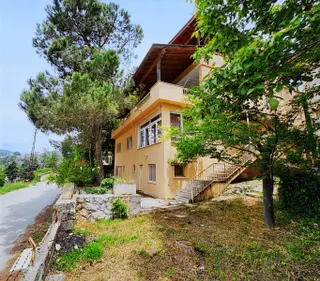 Remax Palm'den Yukarı Gözne'de Geniş Bahçeli 4 Katlı Bina