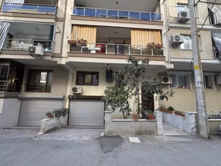 Karşıyaka Şemikler’de 2+1 Merkezı Konumda Satılık Daire