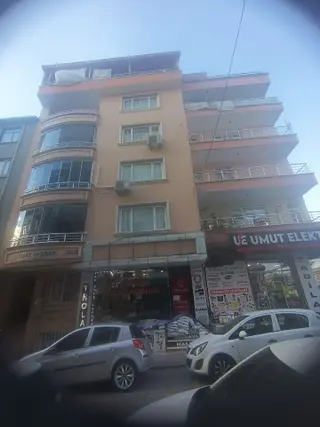 Üçevler Caminin Karşısında Genç Bina