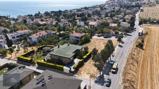 Cadde Üzerinde Ticari Yapılabilir 300 M2 Müstakil Arsa