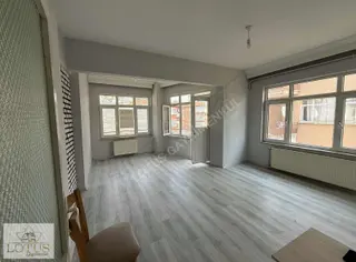 İzmit Kadıköy Mahallesi Merkezi Konum İçi Yenilenmiş 2+1 Satılık
