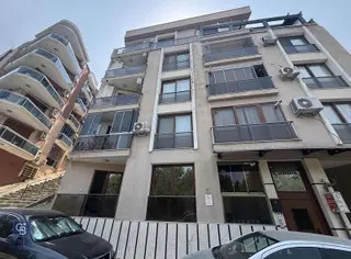 Karabağlar'da Genç Binada Asansörlü 2+1 Satılık Daire
