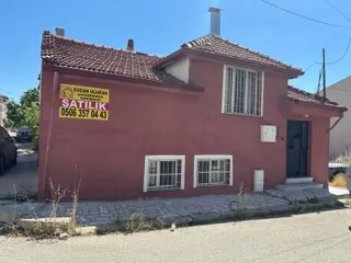 Uşak Merkez Cumhuriyet Mahallesinde Satılık Müstakil Ev