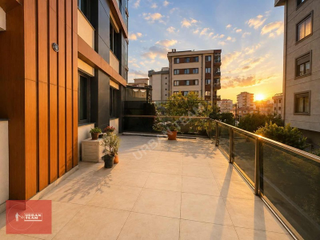 Boş Eşyalı Havuzlu Sitede Özel Teraslı Ve Kış Bahçeli Lüks 2+1
