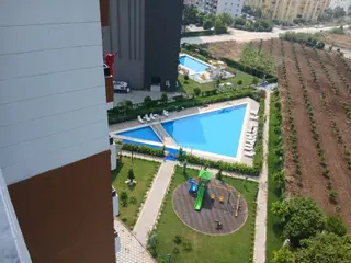 Çeşmeli'de Havuzlu & Deniz Manz.lı & Basketbol Sahalı 1+1 Daire!