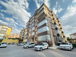 Enes Acur'dan Karakayış Caddesinde 3+1 Site İçi Geniş Daire