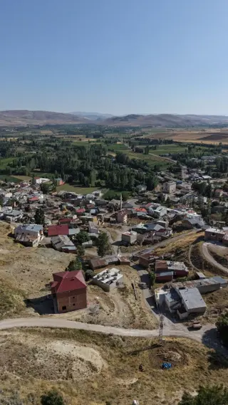 Köy Merkezinde Eşsiz Manzaralı Arsa ( Karkas Ev Yapılmış)
