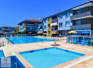 Denize Sıfır | Havuzlu Site | Eşyalı 1+1 Giriş Kat