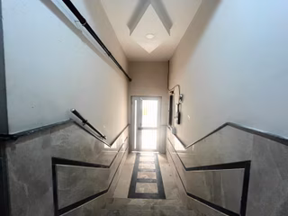 𝄞melodi'den Akçay Merkez'de Piyasanın Altında Ön Cephe Asansörlü Cam Balkon 1+1 Daire
