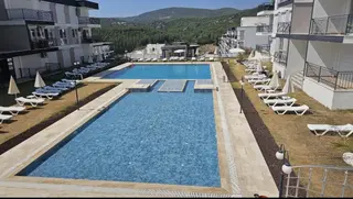 Kuşadası'nda Havuzlu, Doğa İle İç İçe 1+1 Boş Kiralık Daire