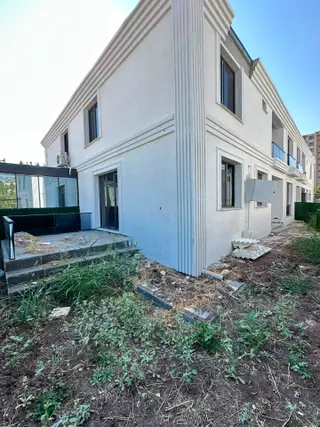 Sofıa Gayrimenkulden Köşe Parsel Havuzlu 4+1 Villa!!!