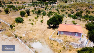 Egeden Emlaktan İçinde 100 M2 2+1 Müstakil Ev Olan 3425 M2 Arazi