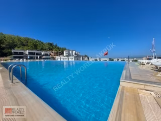 Didim Akbük'de Havuzlu Sitede Satılık Bahçe Katı Daire