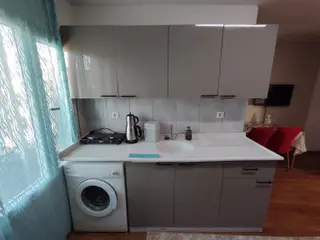 Adana Seyhan Tellidere Mahallesinde Ana Cadde Üzerinde Geniş Oturumlu 1+1 Eşyalı Kiralık Daire