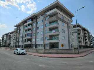 Emirgazi Mahallesi Yaşamevler Sitesinde 3+1 Arakat Lüx Kiralık Daire