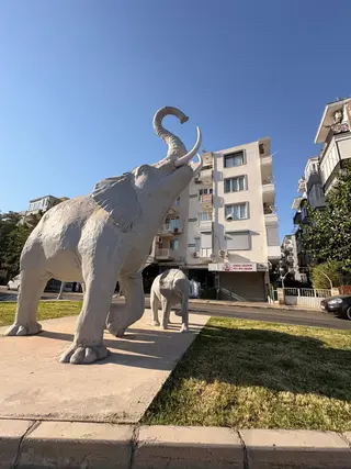Fil Heykelleri Arkası 2+1 Kapalı Mutfak Doğalgazlı Cadde Üzeri
