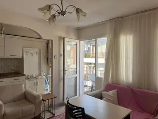 Karşıyaka'da Merkezi Konumda Eşyalı Satılık 2+1 Daire