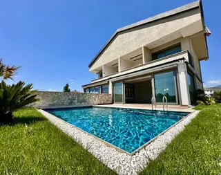 Ay Emlaktan Hamidiye'de Muhteşem Konumlu Yüzme Havuzlu Giyinme Odalı Satılık 5+1 Akıllı Villa