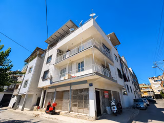 Emek Mahallesi'nde Satılık 3 Katlı Bina