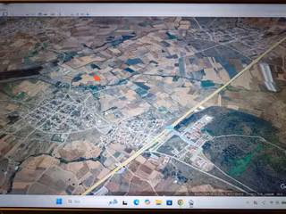""gazi Emlak""köy Çıkışı 5735 M2 Üniversiteye 1 Km Tarla