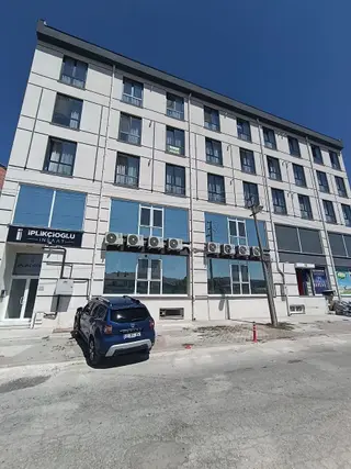 Karşıyaka'da 2+0 İplikçioğlu Suitde Eşyalı Satılık Daire