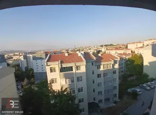 Batıkent Emlak'tan Merkezi Yerde Manzaralı Ferah Yapılı Daire