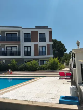 Davutlar Havuzlu Sitede Eşyalı 3+1 2.kat Acil Satılık Daire