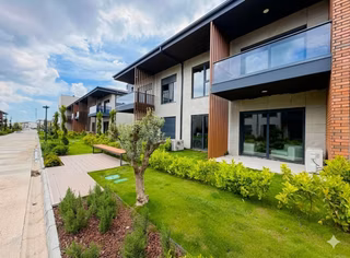 Eşyalı - Bahçeli Veya Ara Kat 1+1 / Lüks Sitede / Çıplaklı