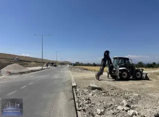 Satılık Köşe Başı 30 Metrelik Asfalt Yola Sıfır Mükemmel Arsa - 1