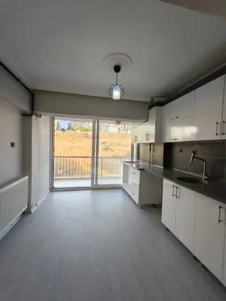3+1 Kilerli 2 Balkonlu Otoparklı Asansörlü Cadde Üstü Daire