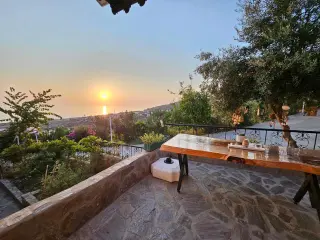 Alanya Keşeflide Deniz Manzaralı Satılık 3+1 Eşyalı Villa