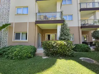 Kuşadası Ramada Resort'te Kiralık 1+1 Bahçe Katı Daire