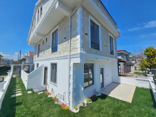 Deniz'e 50 Mt Mesafede 3+1 , Geniş Bahçeli Satılık Villa